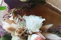 Noces-cheveux-et-boutonniere-